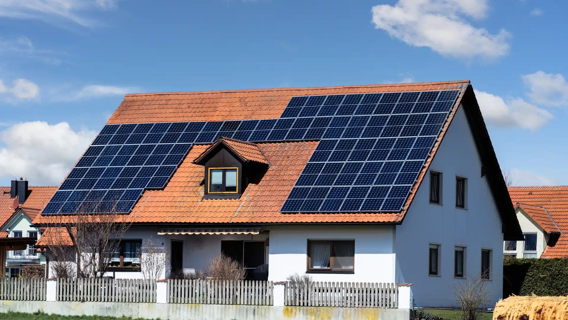 Modernes Haus mit Photovoltaikanlage