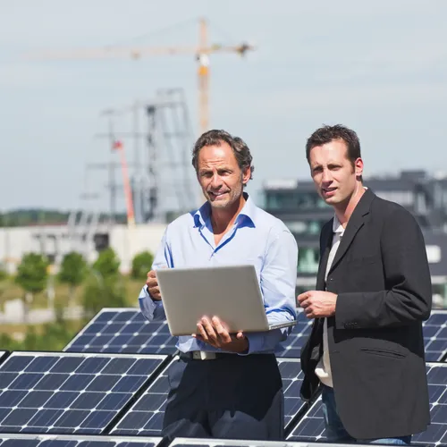 Modernes Haus mit Photovoltaikanlage